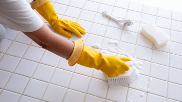 limpieza profunda de azulejos con cepillo y guantes de goma