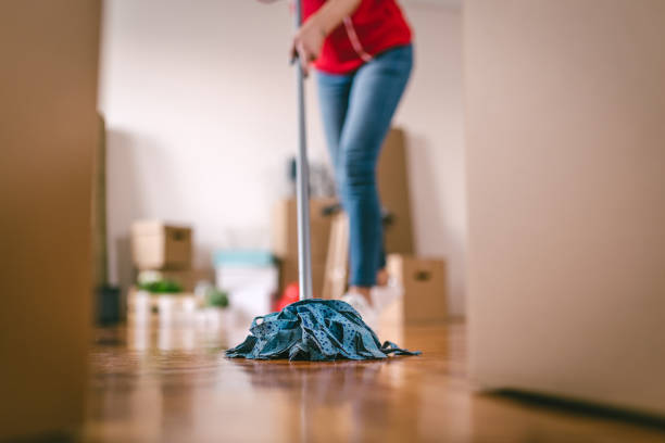 persona fregando el suelo de un piso durante una mudanza